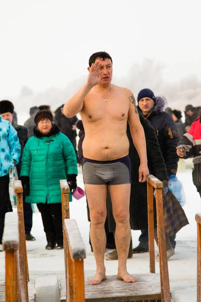 Petropavlovsk, Kazakistan - 19 Ocak 2018: vaftiz. Kışın buz delik insanlar yüzmek.