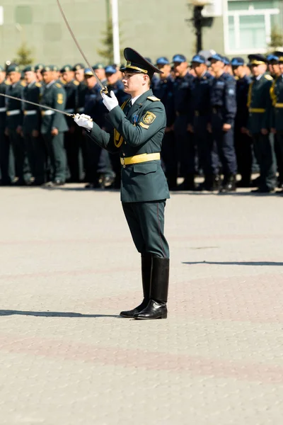 Petropavlovsk 7 Mayıs 2016: Resmi tatil. Defender'ı vatan günün Kazakistan'da 7 Mayıs kutladı. Asker ve askeri. Toplu kutlamalar insanlar.