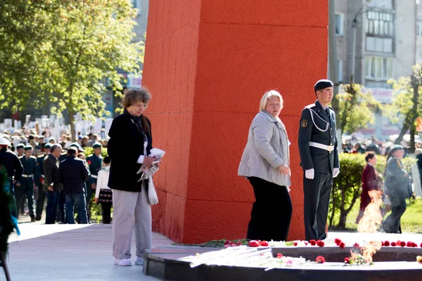 Petropavlovsk, Kazakistan - 9 Mayıs 2016: 9 Mayıs 2016 Petropavlovsk, Kazakistan'daki zafer günü. Ölü savaş anısına. Üyeler mutlu.