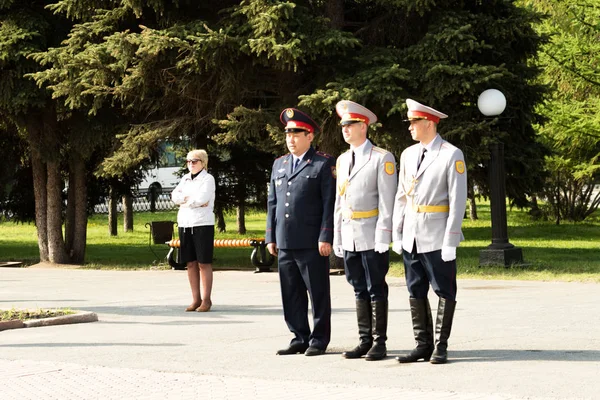 Petropavlovsk 7 Mayıs 2016: Resmi tatil. Defender'ı vatan günün Kazakistan'da 7 Mayıs kutladı. Asker ve askeri. Toplu kutlamalar insanlar.