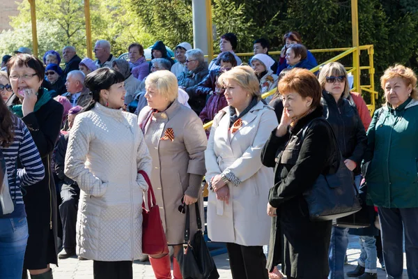 Petropavlovsk, Kazakistan - 9 Mayıs 2016: 9 Mayıs 2016 Petropavlovsk, Kazakistan'daki zafer günü. Ölü savaş anısına. Üyeler mutlu.