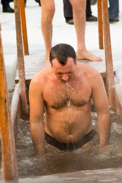 Petropavlovsk, Kazakistan - 19 Ocak 2018: vaftiz. Kışın buz delik insanlar yüzmek.