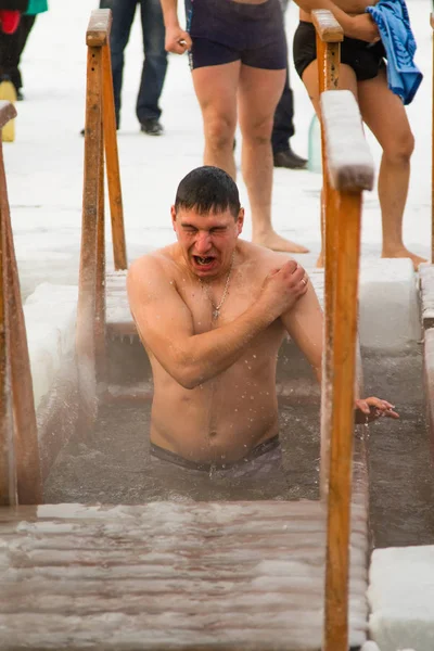 Petropavlovsk, Kazakistan - 19 Ocak 2018: vaftiz. Kışın buz delik insanlar yüzmek.