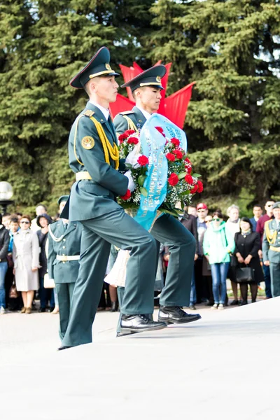 Petropavlovsk 7 Mayıs 2016: Resmi tatil. Defender'ı vatan günün Kazakistan'da 7 Mayıs kutladı. Asker ve askeri. Toplu kutlamalar insanlar.