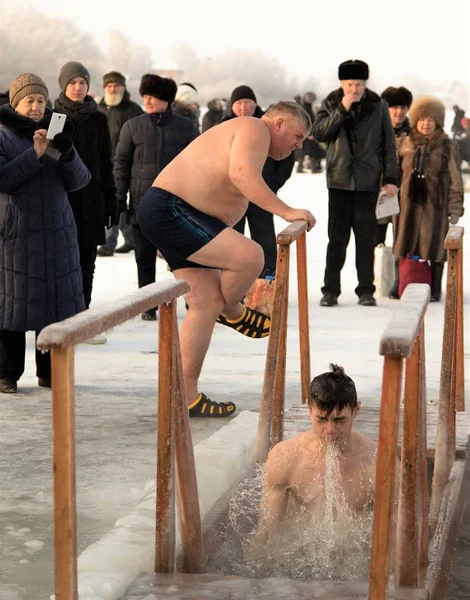 Petropavlovsk, Kazakistan - 19 Ocak 2018: vaftiz. Kışın buz delik insanlar yüzmek.