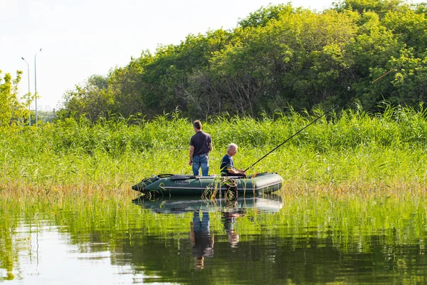 Petropavlovsk, Kazakistan - 28 Temmuz 2018: İnsanlar göl kenarında lastik gemilerde balıkçılar, balık. Lake Pestroe, Petropavlovsk, Kazakistan.