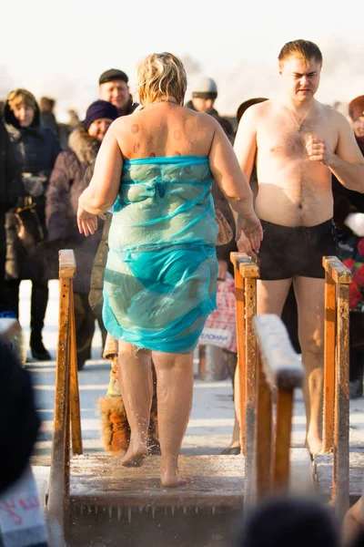 Petropavlovsk, Kazakistan - 19 Ocak 2018: vaftiz. Kışın buz delik insanlar yüzmek.