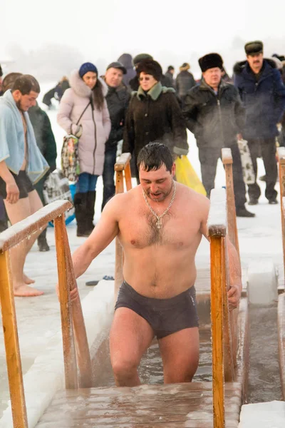 Petropavlovsk, Kazakistan - 19 Ocak 2018: vaftiz. Kışın buz delik insanlar yüzmek.