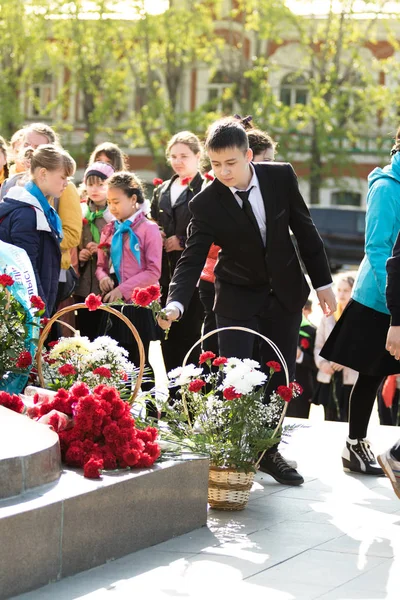 Petropavlovsk 7 Mayıs 2016: Resmi tatil. Defender'ı vatan günün Kazakistan'da 7 Mayıs kutladı. Asker ve askeri. Toplu kutlamalar insanlar.