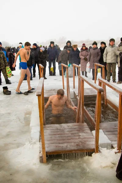 Petropavlovsk, Kazakistan - 19 Ocak 2018: vaftiz. Kışın buz delik insanlar yüzmek.