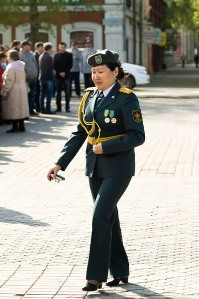 Petropavlovsk 7 Mayıs 2016: Resmi tatil. Defender'ı vatan günün Kazakistan'da 7 Mayıs kutladı. Asker ve askeri. Toplu kutlamalar insanlar.