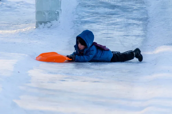 ペトロパブロフスク カザフスタン 2019 子供たちは氷のような丘の上に乗る 大人と子供が一緒に公園でのんびり — ストック写真