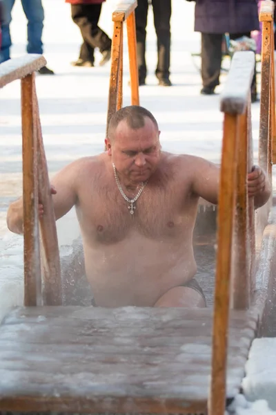 Petropavlovsk, Kazakistan - 19 Ocak 2018: vaftiz. Kışın buz delik insanlar yüzmek.