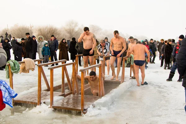 Petropavlovsk, Kazakistan - 19 Ocak 2018: vaftiz. Kışın buz delik insanlar yüzmek.