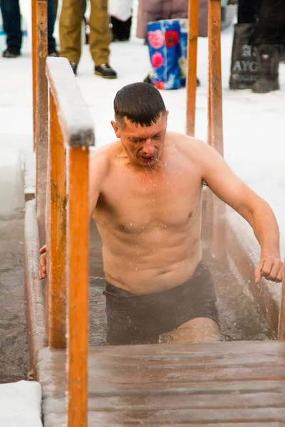 Petropavlovsk Kasachstan Januar 2018 Die Taufe Menschen Schwimmen Winter Eisloch — Stockfoto