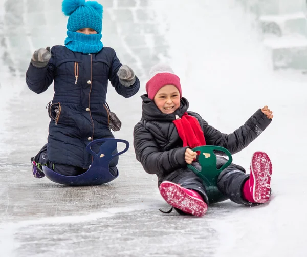 Petropavlovsk, Kazakistan - 13 Ocak 2019: Çocuk buzlu bir tepede binmek. Yetişkinler ve çocuklar parkta birlikte sakin ol.