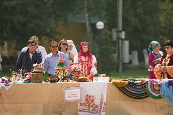 Petropavlovsk, Kazakistan - 28 Temmuz 2016: Festival, 80 yıl Kuzey Kazakistan bölgesi. Kitle kutlama etnik halk, geleneksel kostümleri insanlar sokaklarda Petropavlovsk kutlamak..