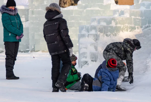 Petropavlovsk Kazakhstan Janvier 2019 Les Enfants Roulent Sur Une Colline — Photo