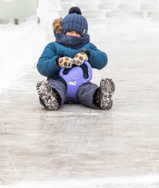 ペトロパブロフスク カザフスタン 2019 子供たちは氷のような丘の上に乗る 大人と子供が一緒に公園でのんびり — ストック写真