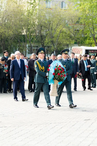 Petropavlovsk 7 Mayıs 2016: Resmi tatil. Defender'ı vatan günün Kazakistan'da 7 Mayıs kutladı. Asker ve askeri. Toplu kutlamalar insanlar.