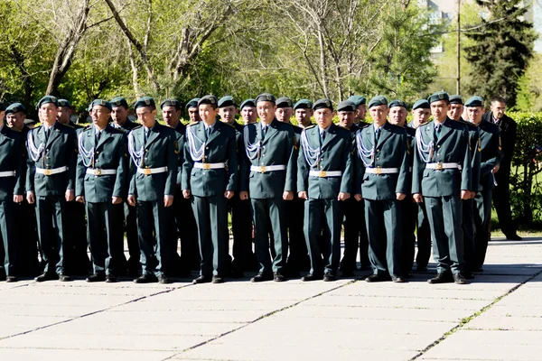 Petropavlovsk, Kazakistan - 9 Mayıs 2016: 9 Mayıs 2016 Petropavlovsk, Kazakistan'daki zafer günü. Ölü savaş anısına. Üyeler mutlu.