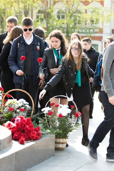 Petropavlovsk 7 Mayıs 2016: Resmi tatil. Defender'ı vatan günün Kazakistan'da 7 Mayıs kutladı. Asker ve askeri. Toplu kutlamalar insanlar.