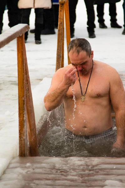 Petropavlovsk, Kazakistan - 19 Ocak 2018: vaftiz. Kışın buz delik insanlar yüzmek.