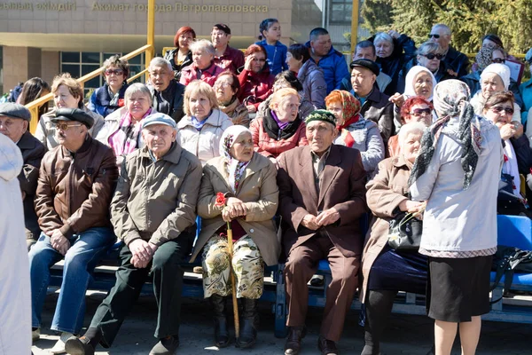 Petropavlovsk, Kazakistan - 9 Mayıs 2016: 9 Mayıs 2016 Petropavlovsk, Kazakistan'daki zafer günü. Ölü savaş anısına. Üyeler mutlu.