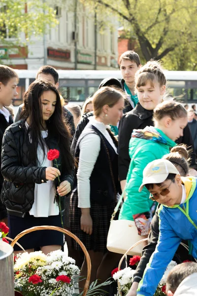 Petropavlovsk 7 Mayıs 2016: Resmi tatil. Defender'ı vatan günün Kazakistan'da 7 Mayıs kutladı. Asker ve askeri. Toplu kutlamalar insanlar.