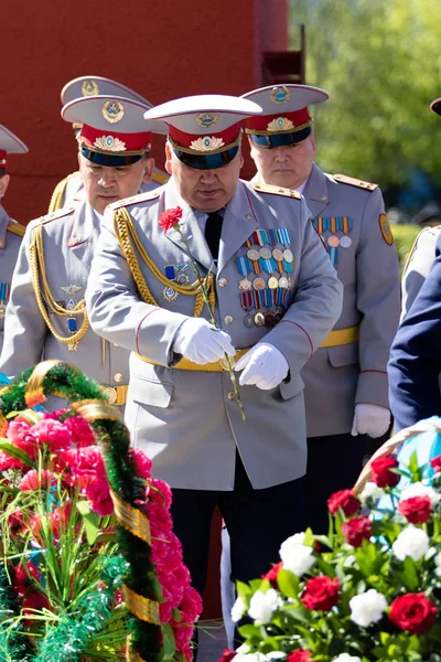 Petropavlovsk, Kazakistan - 9 Mayıs 2016: 9 Mayıs 2016 Petropavlovsk, Kazakistan'daki zafer günü. Ölü savaş anısına. Üyeler mutlu.