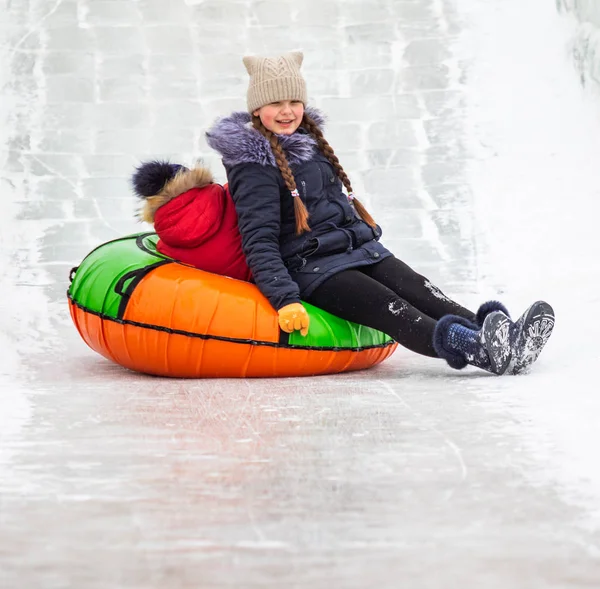 Petropavlovsk Kazachstan Januari 2019 Kinderen Rijden Een Ijzige Heuvel Volwassenen — Stockfoto