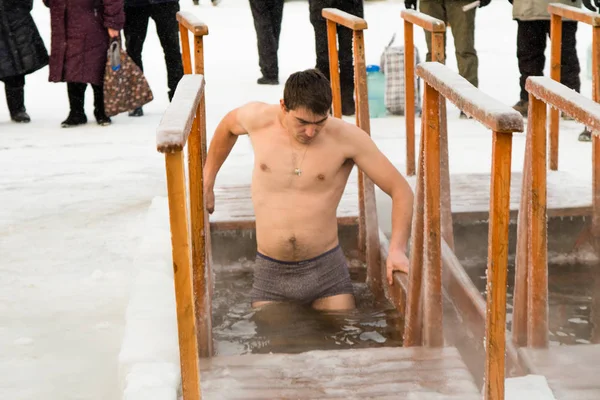 Petropavlovsk, Kazakistan - 19 Ocak 2018: vaftiz. Kışın buz delik insanlar yüzmek.