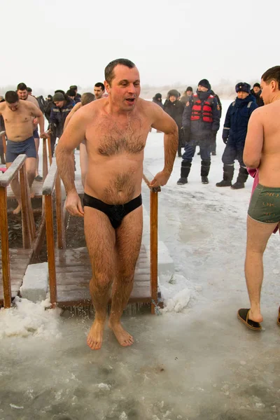 Petropavlovsk, Kazakistan - 19 Ocak 2018: vaftiz. Kışın buz delik insanlar yüzmek.