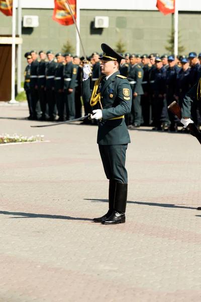 Petropavlovsk 7 Mayıs 2016: Resmi tatil. Defender'ı vatan günün Kazakistan'da 7 Mayıs kutladı. Asker ve askeri. Toplu kutlamalar insanlar.