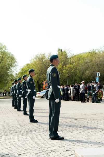 Petropavlovsk 7 Mayıs 2016: Resmi tatil. Defender'ı vatan günün Kazakistan'da 7 Mayıs kutladı. Asker ve askeri. Toplu kutlamalar insanlar.