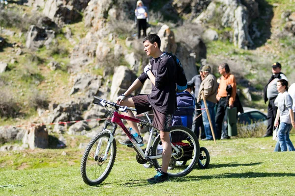Kazakistan, Çimkent - 9 Nisan 2017. Erkekler kadınlar kadınlar çocuk dağlar bahar. Jöle manzara manzara.