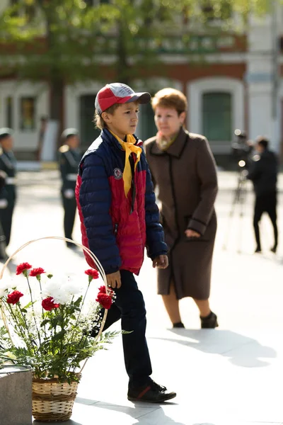 Petropavlovsk 7 Mayıs 2016: Resmi tatil. Defender'ı vatan günün Kazakistan'da 7 Mayıs kutladı. Asker ve askeri. Toplu kutlamalar insanlar.