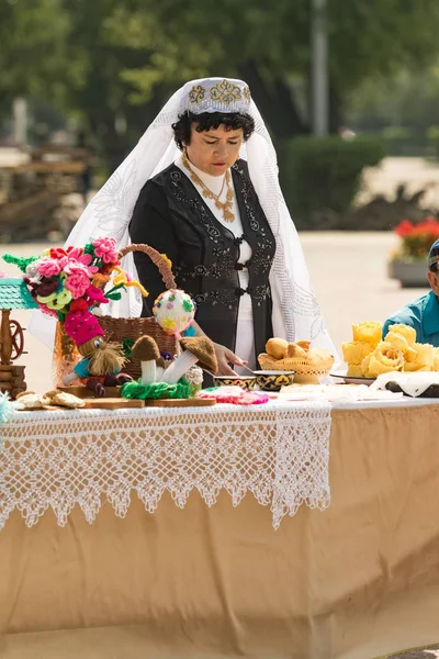 Petropavlovsk, Kazakistan - 28 Temmuz 2016: Festival, 80 yıl Kuzey Kazakistan bölgesi. Kitle kutlama etnik halk, geleneksel kostümleri insanlar sokaklarda Petropavlovsk kutlamak..