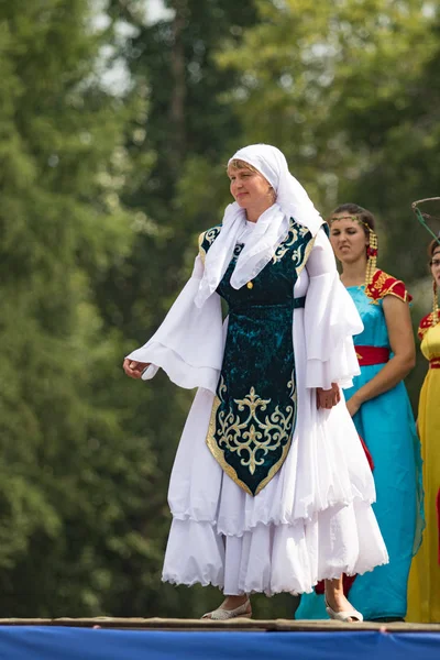 Petropavlovsk, Kazakistan - 28 Temmuz 2016: Festival, 80 yıl Kuzey Kazakistan bölgesi. Kitle kutlama etnik halk, geleneksel kostümleri insanlar sokaklarda Petropavlovsk kutlamak..