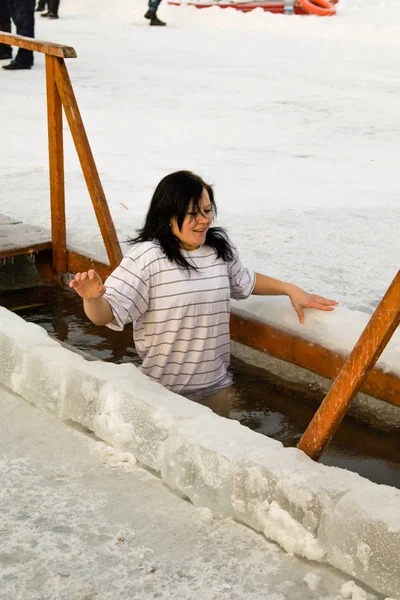 Petropavlovsk, Kazakistan - 19 Ocak 2018: vaftiz. Kışın buz delik insanlar yüzmek.