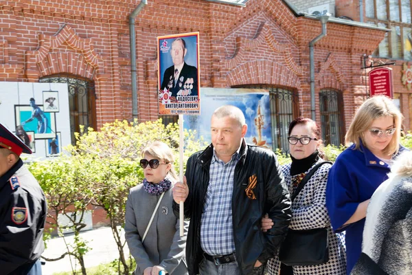 Petropavlovsk, Kazakistan - 9 Mayıs 2016: 9 Mayıs 2016 Petropavlovsk, Kazakistan'daki zafer günü. Ölü savaş anısına. Üyeler mutlu.