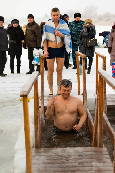 Petropavlovsk, Kazakistan - 19 Ocak 2018: vaftiz. Kışın buz delik insanlar yüzmek.