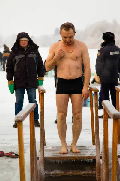 Petropavlovsk, Kazakistan - 19 Ocak 2018: vaftiz. Kışın buz delik insanlar yüzmek.