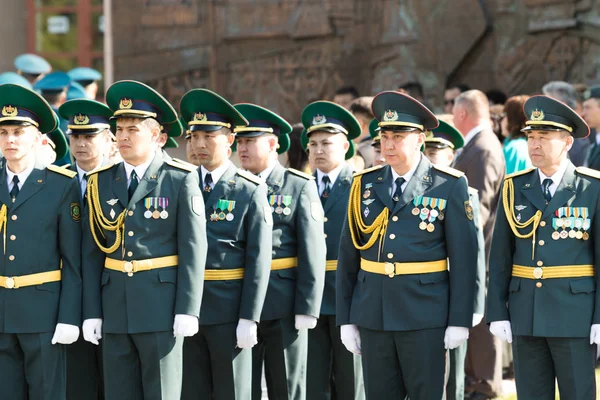 Petropavlovsk 7 Mayıs 2016: Resmi tatil. Defender'ı vatan günün Kazakistan'da 7 Mayıs kutladı. Asker ve askeri. Toplu kutlamalar insanlar.