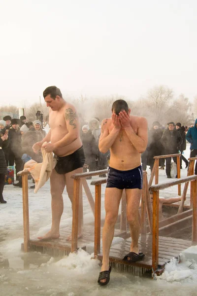 Petropavlovsk Kazakistan Ocak 2018 Vaftiz Kışın Buz Delik Insanlar Yüzmek — Stok fotoğraf