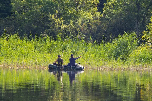 ペトロパブロフスク カザフスタン 2018 湖でゴムボートに人々 は魚します Pestroe ペトロパブロフスク カザフスタン — ストック写真