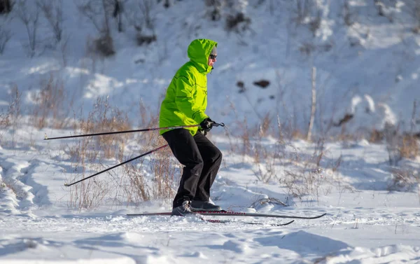 Petropavlovsk, Kazakistan - 23 Aralık 2018: insanlar kayak kar kış. Kazakistan, spor tatil.