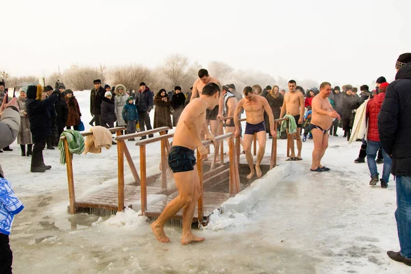 Petropavlovsk, Kazakistan - 19 Ocak 2018: vaftiz. Kışın buz delik insanlar yüzmek.