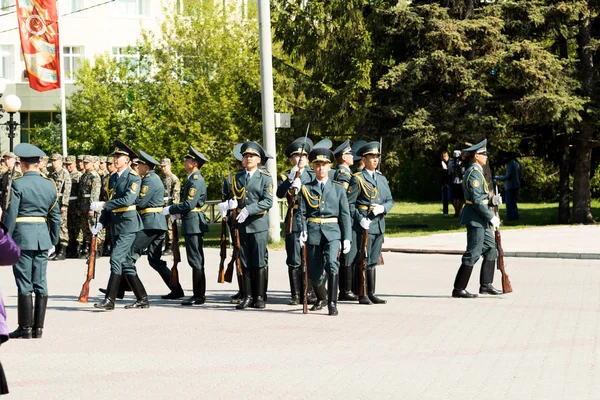 Petropavlovsk 7 Mayıs 2016: Resmi tatil. Defender'ı vatan günün Kazakistan'da 7 Mayıs kutladı. Asker ve askeri. Toplu kutlamalar insanlar.