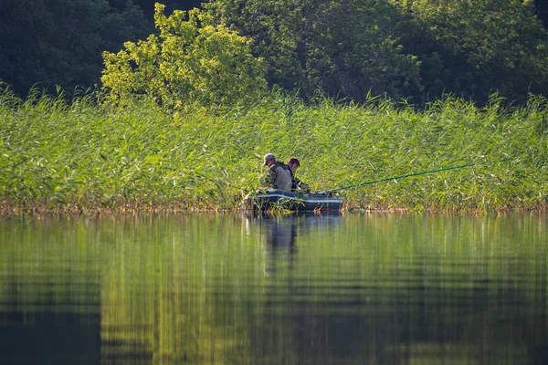 Petropavlovsk, Kazakistan - 28 Temmuz 2018: İnsanlar göl kenarında lastik gemilerde balıkçılar, balık. Lake Pestroe, Petropavlovsk, Kazakistan.